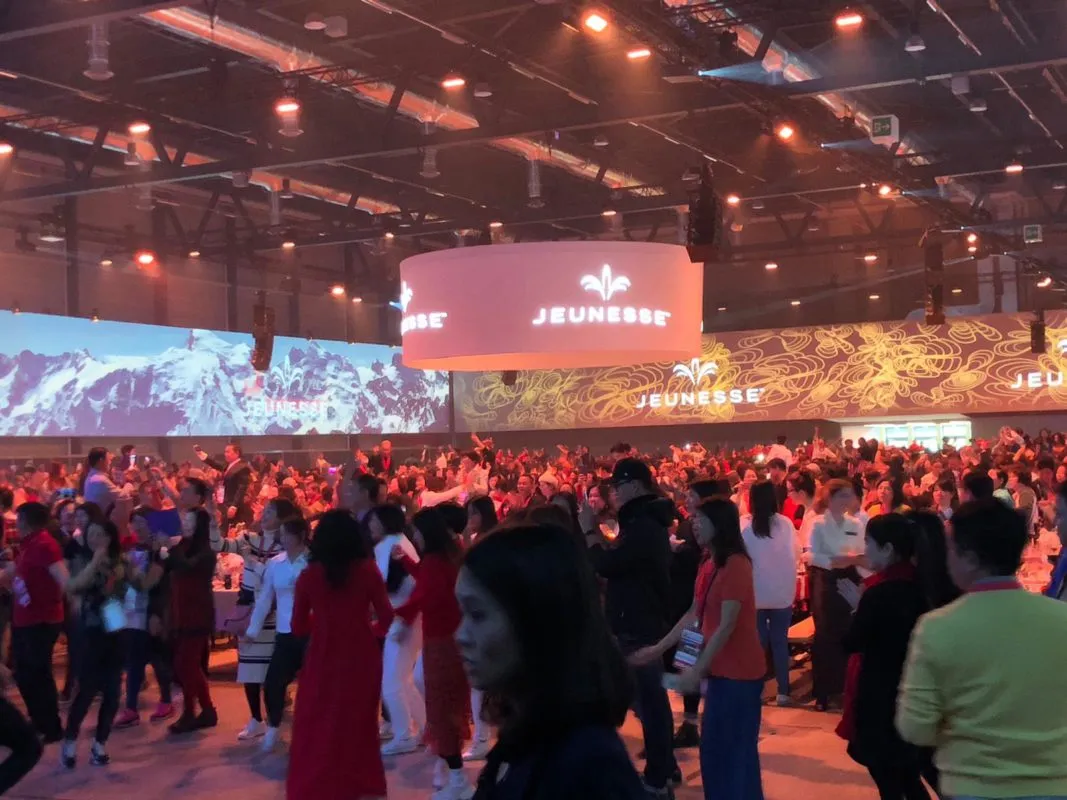 Deejay-Plus-Party in Luzern und Zürich mit 12.000 chinesischen Gästen.